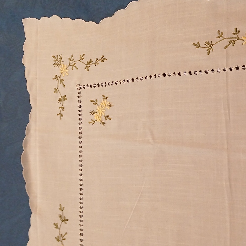 Embroidered Tablecloth - Picture 5 of 7
